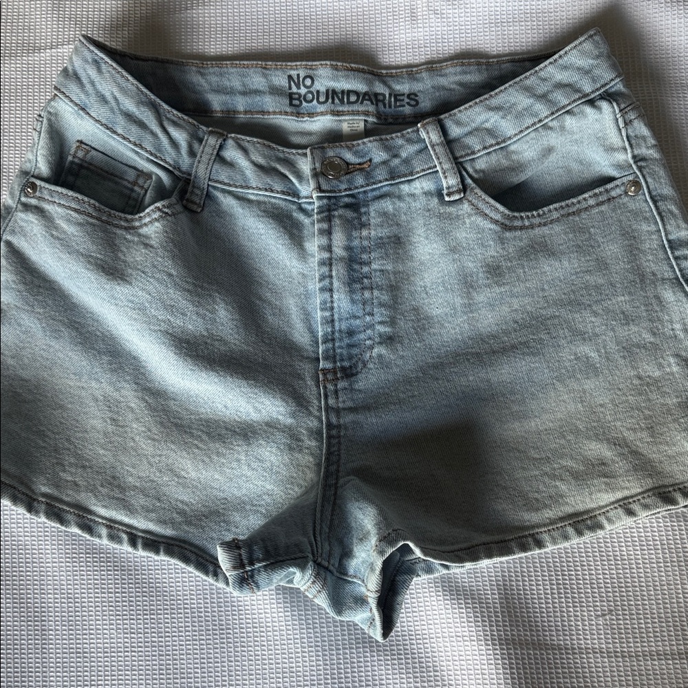 No Boundaries Sky Blue Jean Shorts size 6 light wash stretch
